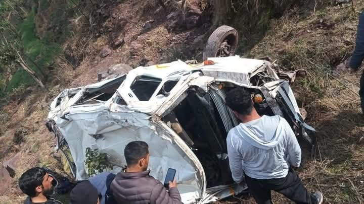 4 people killed, 8 others injured as tempo vehicle falls into gorge in Reasi