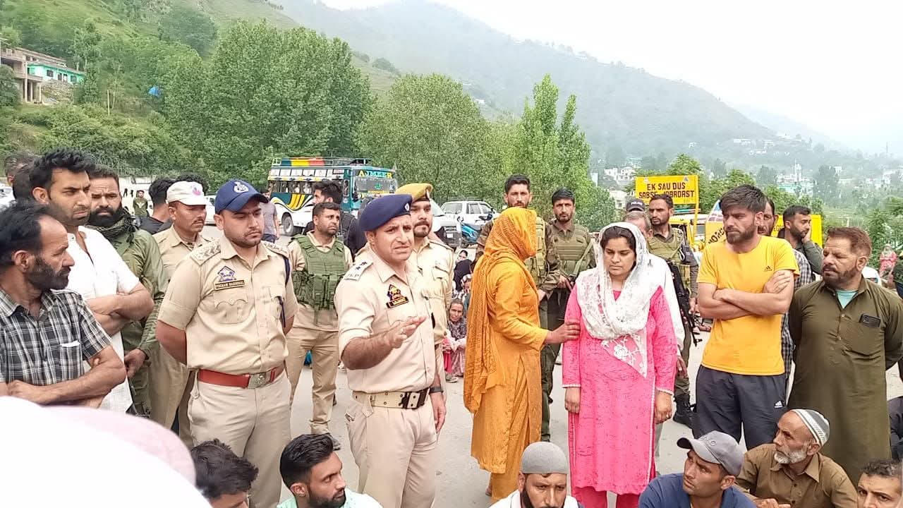 Teenager found dead in Rajouri; family stages protest