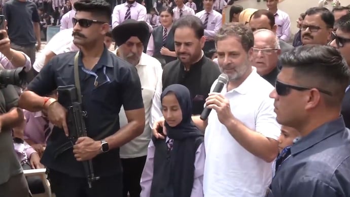 Rahul meets victims of Pak shelling in Poonch, pledges to raise their issue at national level