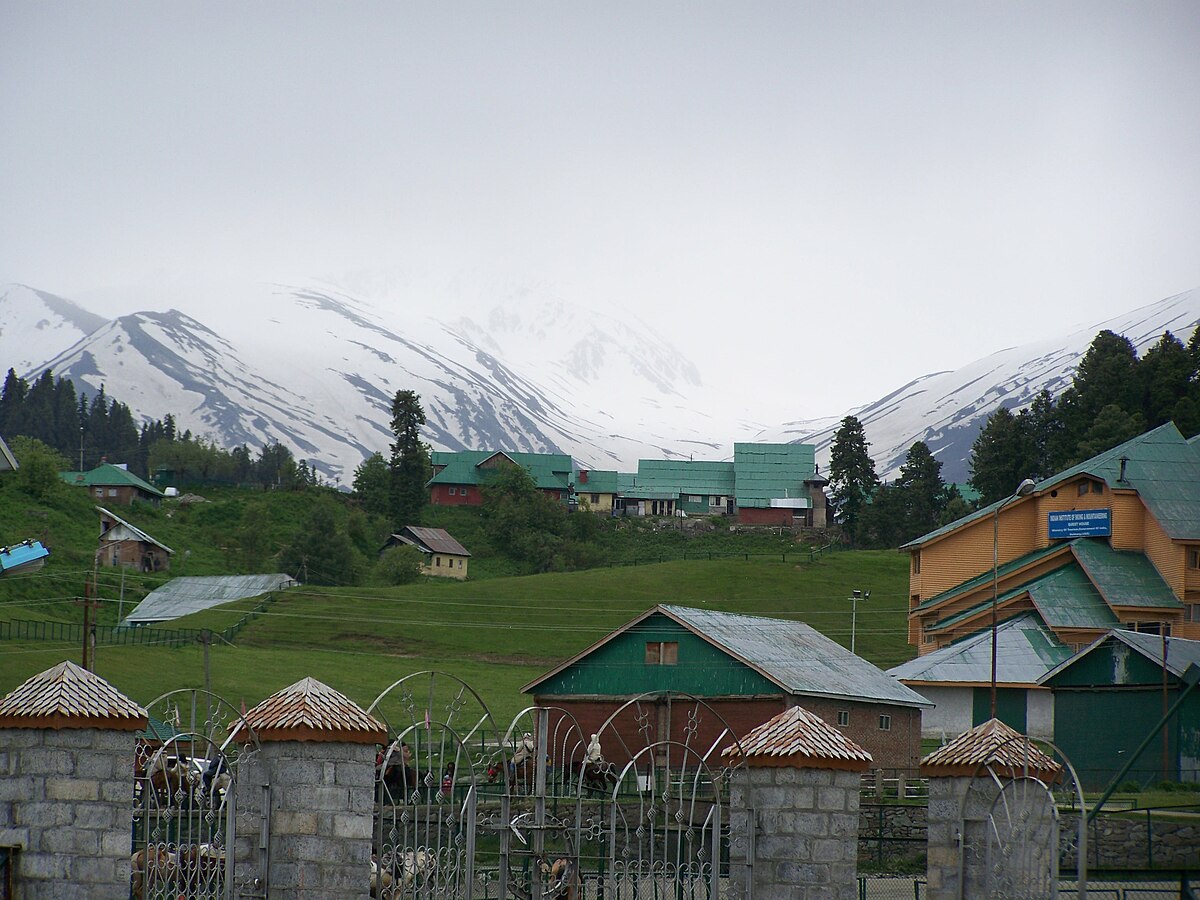 After Security Review, LG Manoj Sinha Orders Reopening of Key Tourist Spots Across J&K