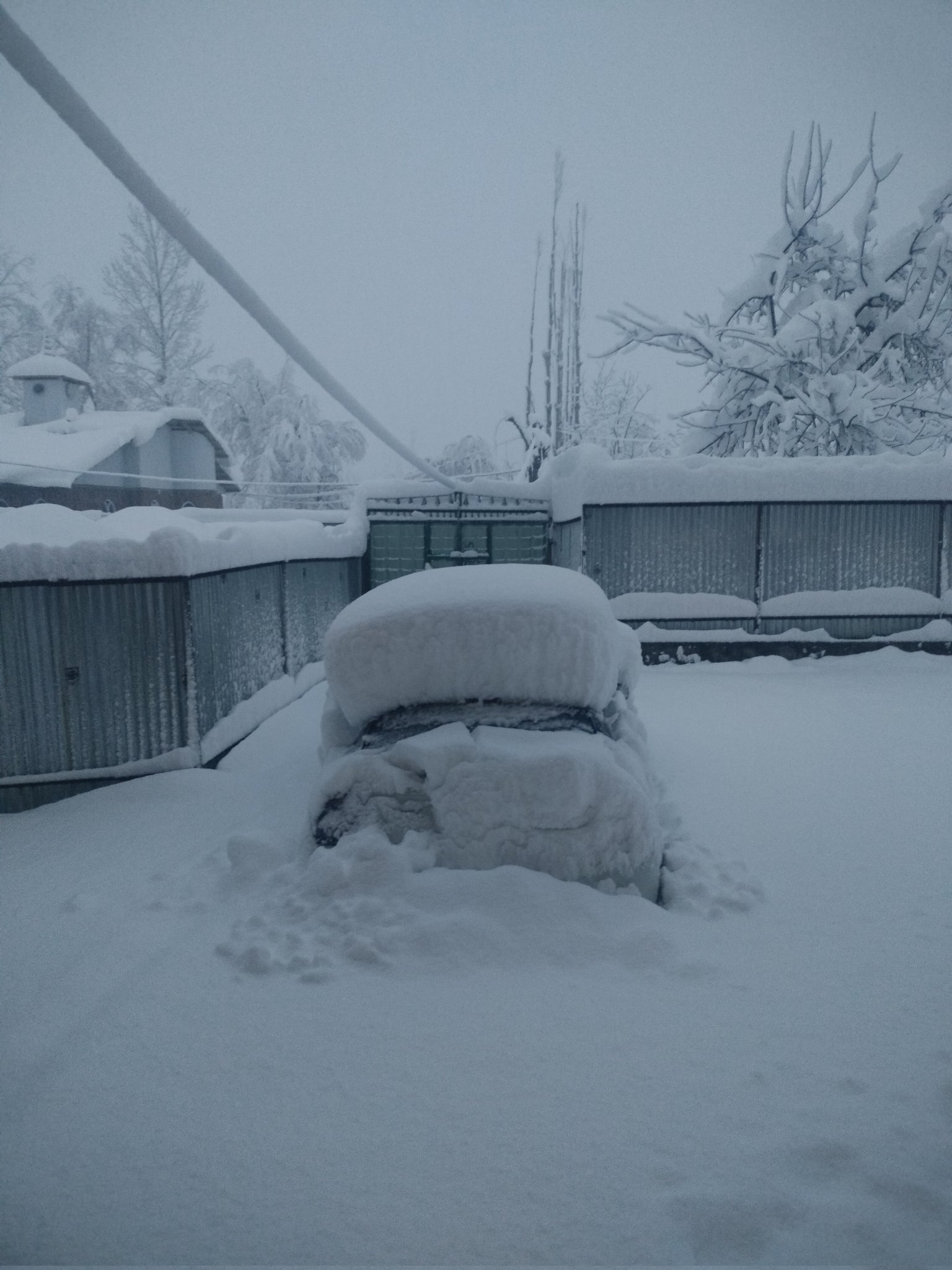 Kashmir receives heavy snowfall,  Flight Operations disrupt at Srinagar Airport, highway shuts