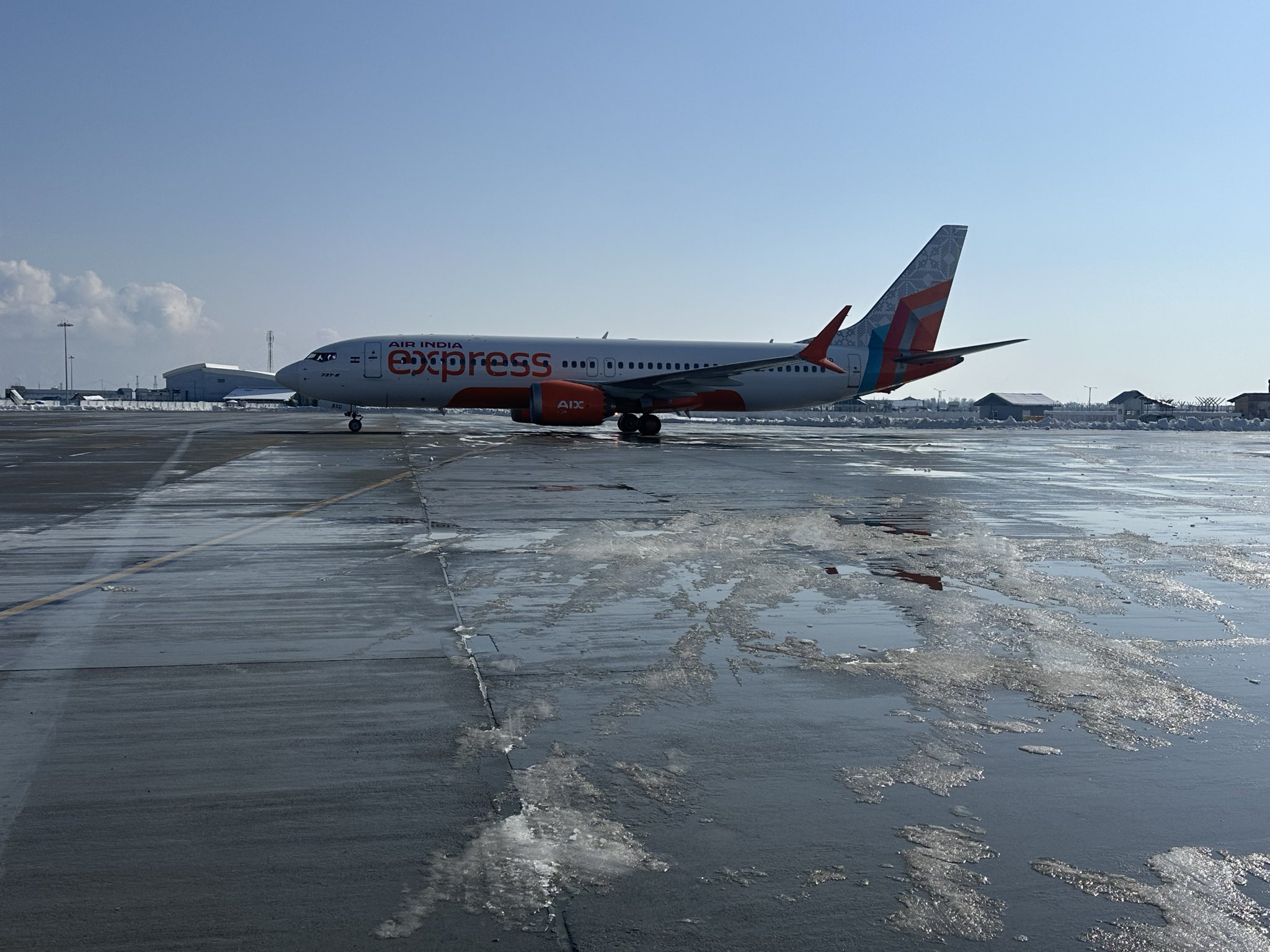 Normal ops resume at Srinagar airport day after snowfall, 6 Delhi flights cancelled
