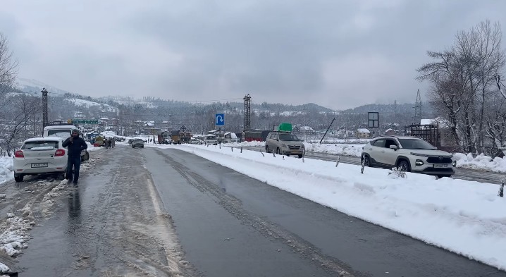 Highway Opens Partially:Stranded Vehicles Cleared from Udhampur Side, Jammu-Bound Traffic Halted