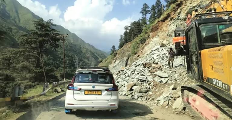 Baramulla–Uri NH to remain closed on Jan 11 over landslide risk