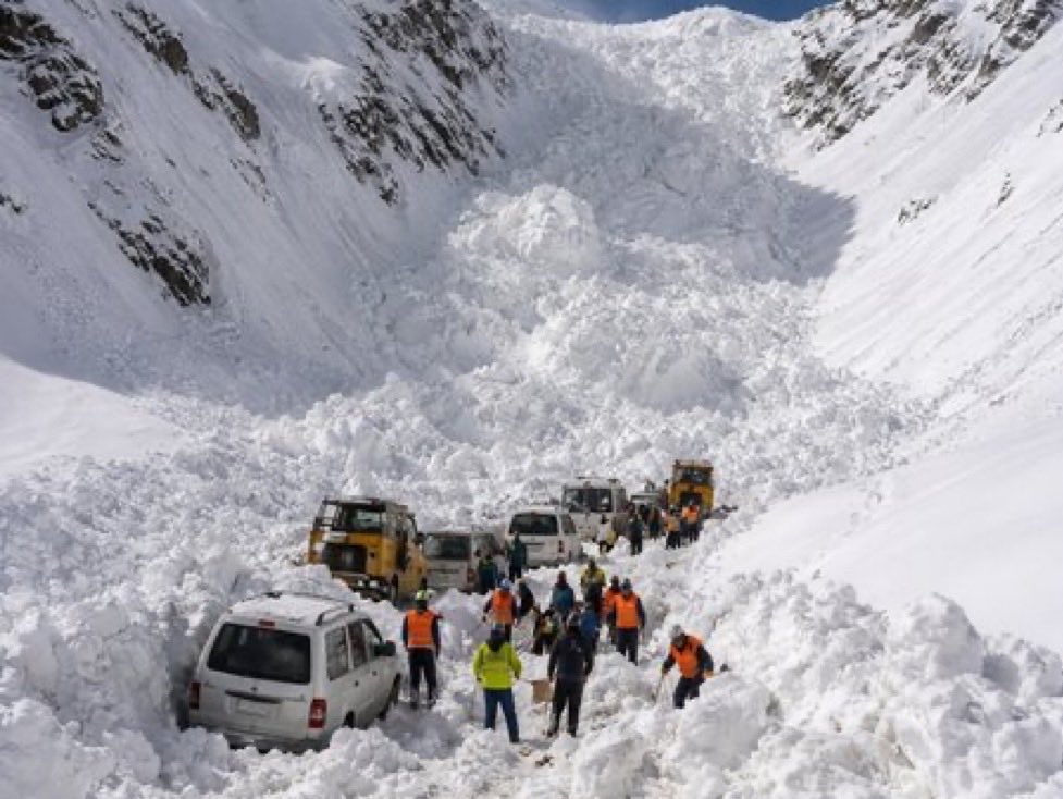 6 Dead, 5 Injured After Avalanche Hits Vehicle at Zojila Pass; Rescue Ops On