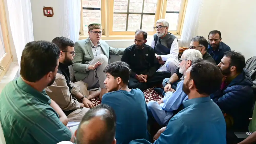 CM Omar Abdullah Visits Bereaved Family in Budgam, Assures Strict Action Against Accused
